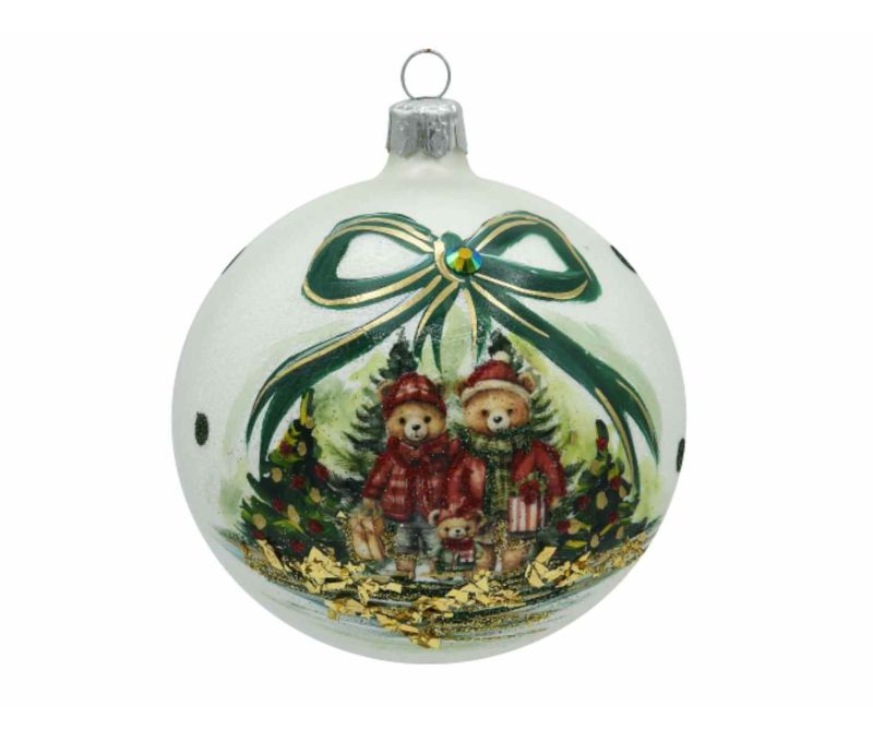 Boule de Noël en verre soufflé blanche Ø10 cm, décorée d’une famille d’ours vêtus de rouge sous un grand nœud vert festif.