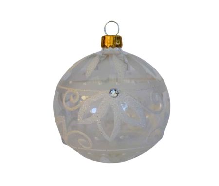Boule de Noël transparente et blanche givrée en verre, décor floral ciselé avec détails pailletés, diamètre 8 cm.
