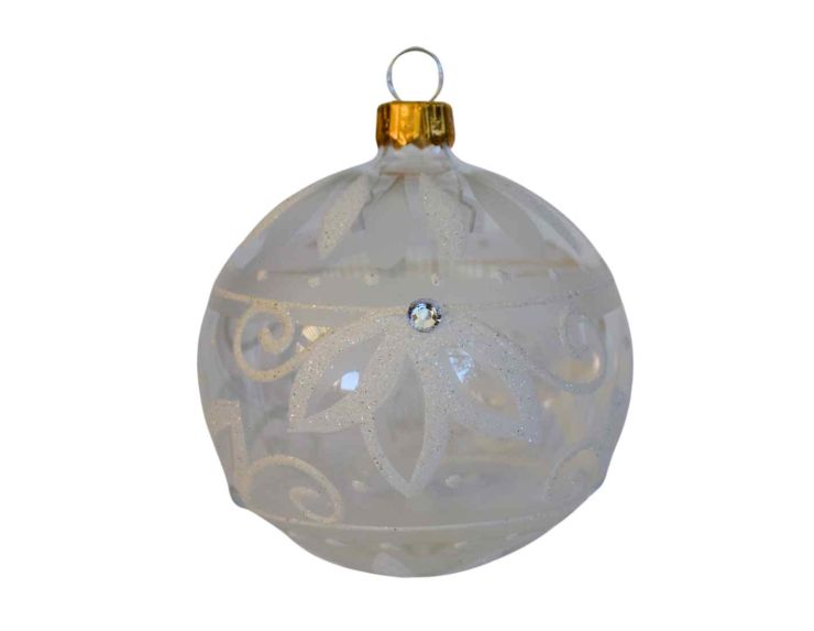 Boule de Noël transparente et blanche givrée en verre, décor floral ciselé avec détails pailletés, diamètre 8 cm.