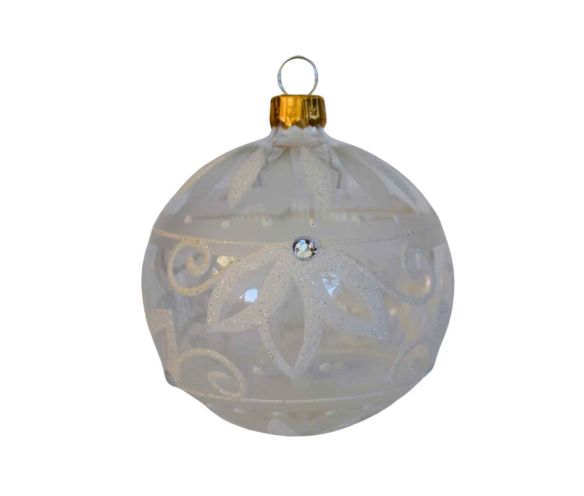 Boule de Noël transparente et blanche givrée en verre, décor floral ciselé avec détails pailletés, diamètre 8 cm.