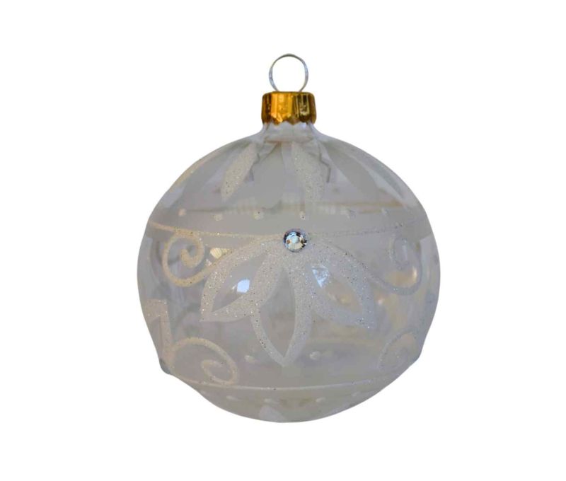 Boule de Noël transparente et blanche givrée en verre, décor floral ciselé avec détails pailletés, diamètre 8 cm.