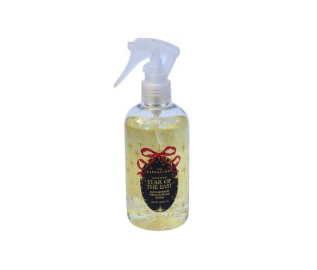 Spray d’ambiance Star of the East 250 ml aux notes de grenade, fleur d’hibiscus et ambre, pour une atmosphère chaleureuse.