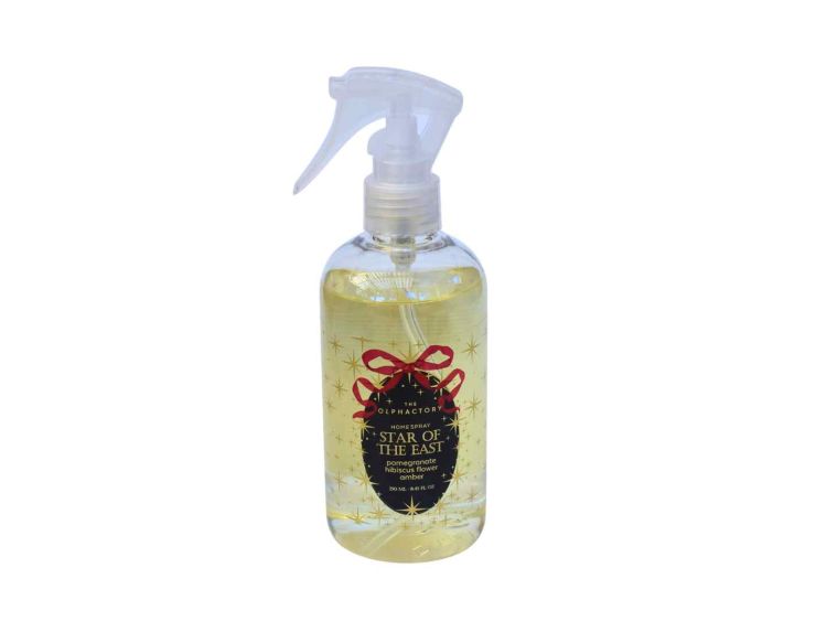 Spray d’ambiance Star of the East 250 ml aux notes de grenade, fleur d’hibiscus et ambre, pour une atmosphère chaleureuse.