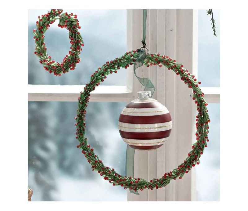 Suspension couronne perles verre vertes baies rouges ruban rouge D15cm