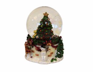Boule à neige en verre et résine, hauteur 14 cm, sapin décoré et socle enneigé avec bonhomme de neige.