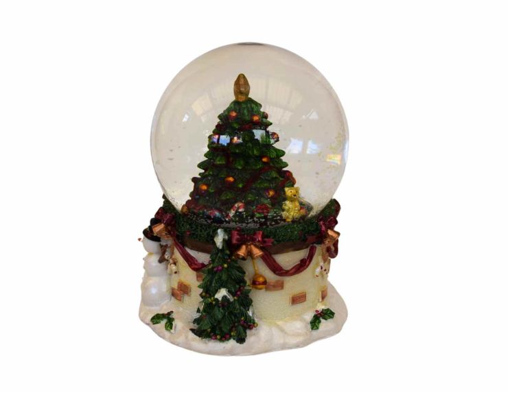Boule à neige en verre et résine, hauteur 14 cm, sapin décoré et socle enneigé avec bonhomme de neige.