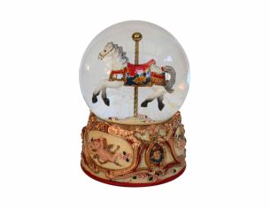 Boule à neige en verre et résine, hauteur 14 cm, cheval de carrousel détaillé sur socle orné de motifs baroques.