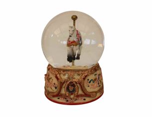 Boule à neige en verre et résine, hauteur 14 cm, cheval de carrousel détaillé sur socle orné de motifs baroques.