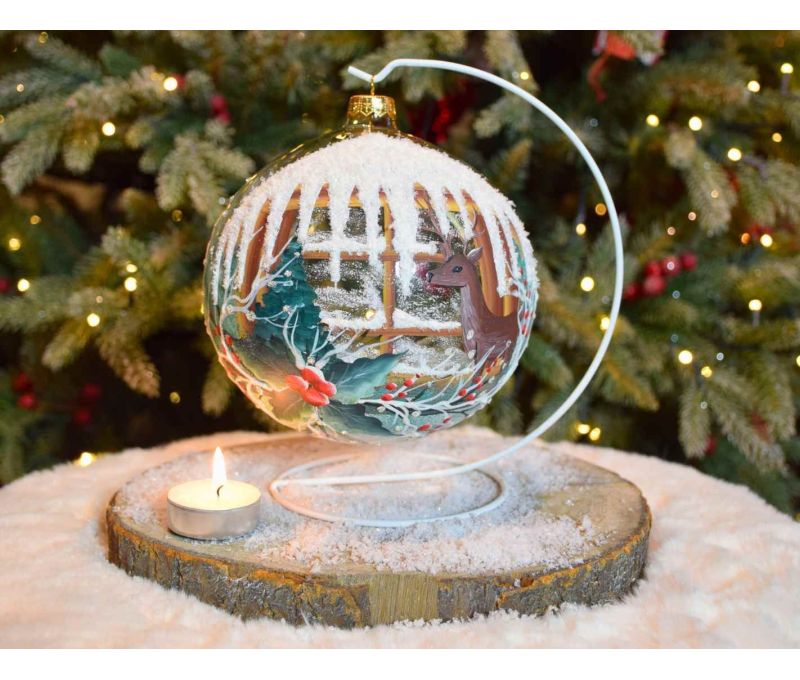 Photophore boule de Noël verre soufflé peint main renne fenêtre enneigée support blanc D15cm