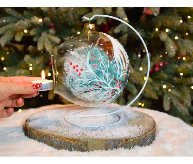 Photophore boule de Noël verre soufflé peint main renne fenêtre enneigée support blanc D15cm