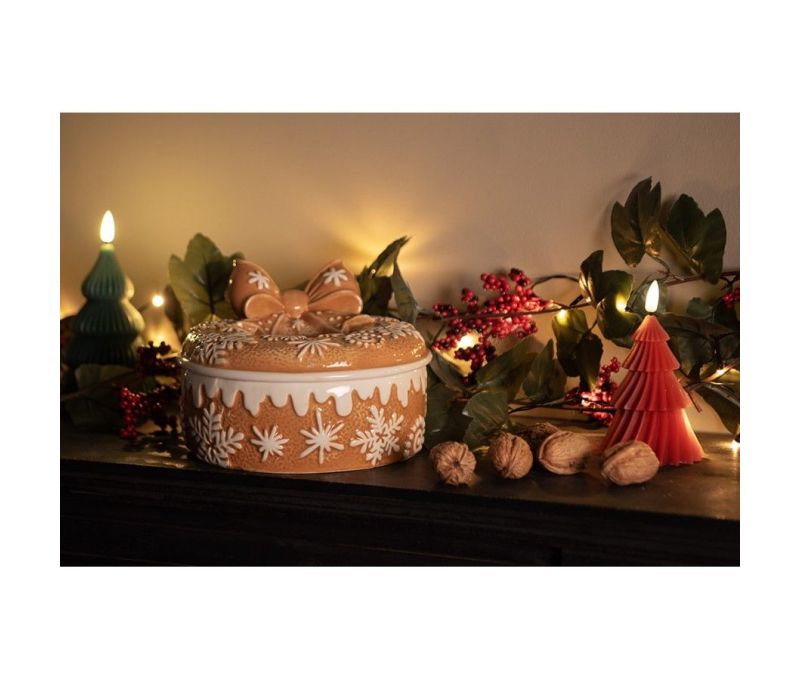 Boîte décorative en céramique Ø20x13 cm, motif pain d’épice avec couvercle nœud. Idéale pour biscuits ou déco de table de Noël.