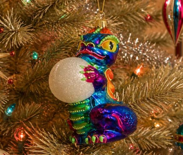 Suspension Noël verre soufflé dragon multicolore irisé tenant boule de cristal blanche pailletée H13cm - Lilosquare