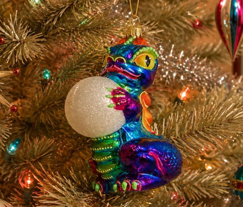 Suspension Noël verre soufflé dragon multicolore irisé tenant boule de cristal blanche pailletée H13cm - Lilosquare