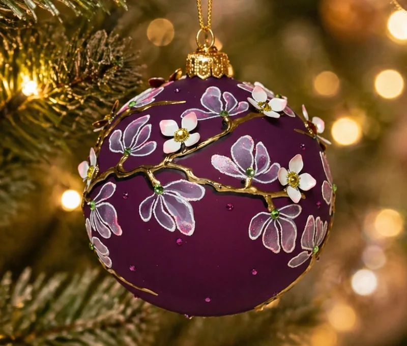 Boule Noël verre soufflé mat violet foncé fleurs magnolia blanches en relief branches dorées cristaux Ø12cm - Lilosquare
