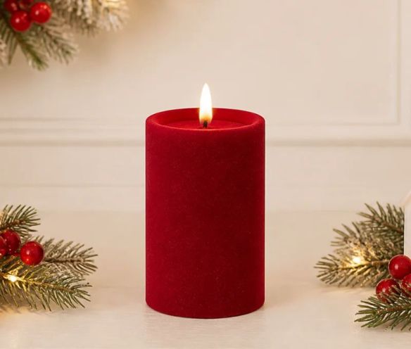 Bougie LED pilier velours rouge flocké flamme LED timer intégré Ø7,5cm H12,5cm - Lilosquare