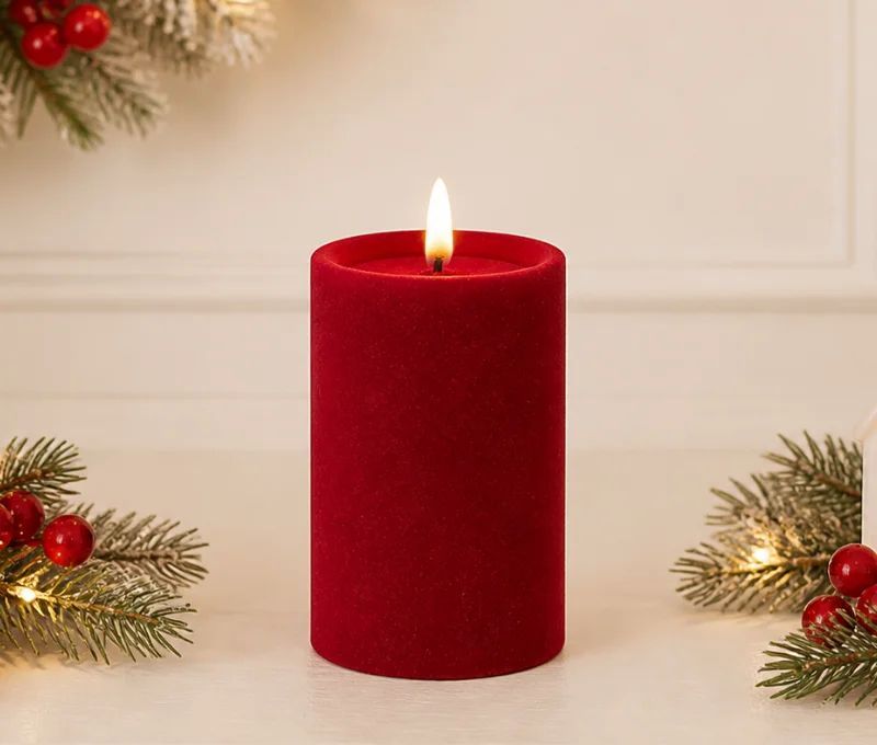 Bougie LED pilier velours rouge flocké flamme LED timer intégré Ø7,5cm H12,5cm - Lilosquare