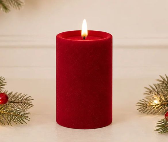 Grande bougie LED pilier velours rouge flocké flamme LED timer intégré Ø10cm H15cm - Lilosquare
