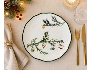 Assiette Noël céramique blanche branches sapin vert décorations suspendues boule cœur cheval bascule bord vert ondulé Ø23cm