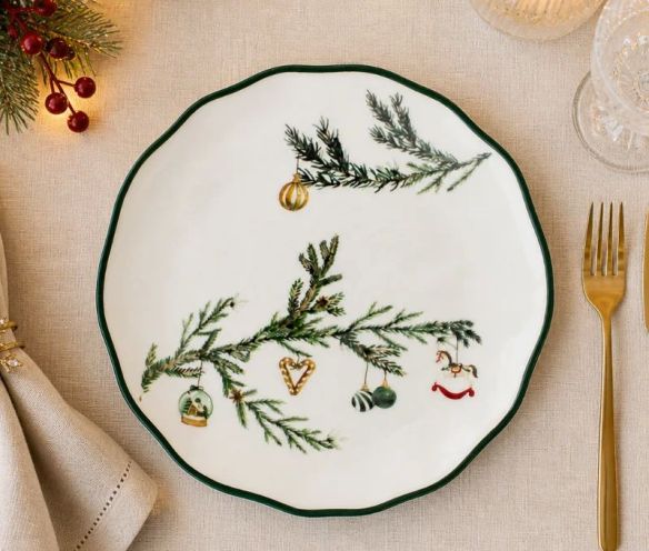 Grande assiette Noël céramique blanche branches sapin vert décorations suspendues bord vert ondulé Ø27,8cm