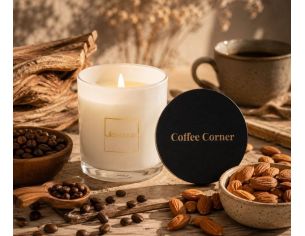 Bougie parfumée en cire de soja aux notes boisées de graines de café, bois de santal et amandes.
120gr de cire, 25h de brûlage.