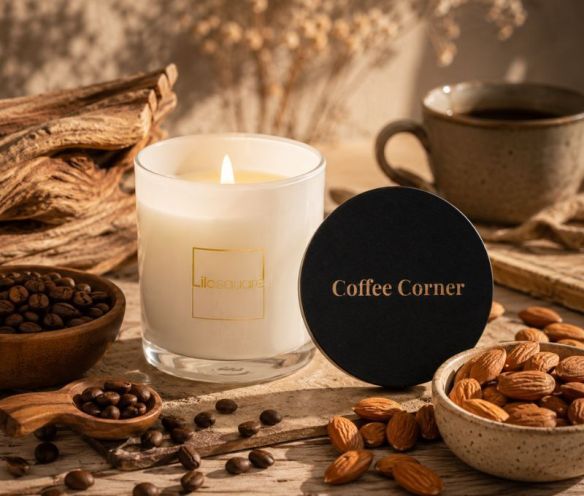 Bougie parfumée en cire de soja aux notes boisées de graines de café, bois de santal et amandes.
120gr de cire, 25h de brûlage.