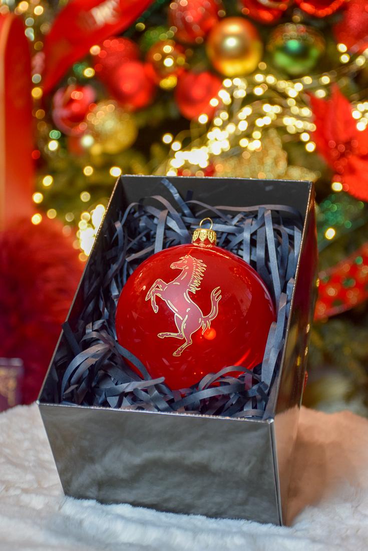 Peinture à la main d'une boule de Noël en verre soufflé Lilosquare